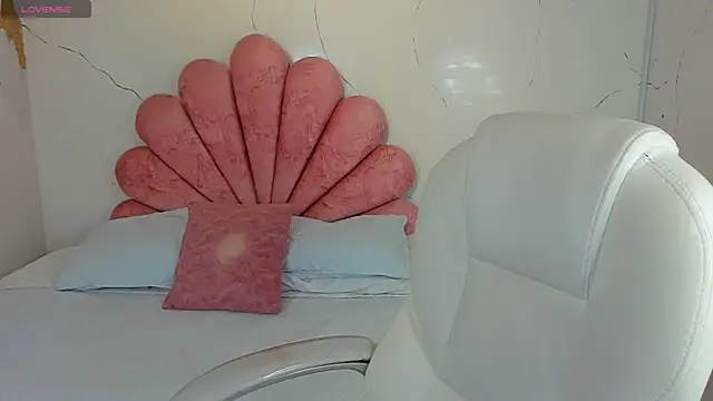 Snapshot of Cherrybombs_ chatting on 03-04-26, 12:44 Cherrybombs online show from 03-04-26, 12:44