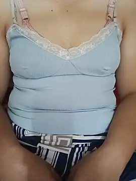 Snapshot of Evelyn-n chatting on 06-11-26, 12:58 Evelyn-n online show from 06-11-26, 12:58