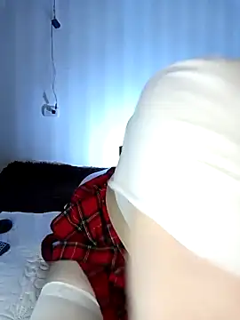 Snapshot of Usagi-- chatting on 12-04-25, 12:42 Usagi-- online show from 12-04-25, 12:42