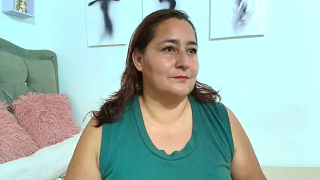 Snapshot of VioletBruces chatting on 01-10-26, 11:31 VioletBruces online show from 01-10-26, 11:31