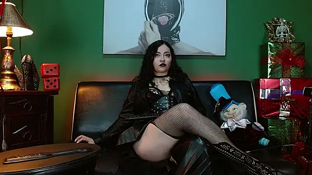 Snapshot of LunaTikka chatting on 12-19-25, 04:52 LunaTikka online show from 12-19-25, 04:52