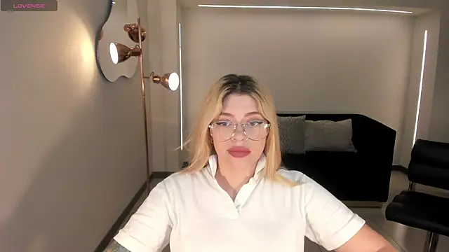 Snapshot of MadisonKane chatting on 11-30-25, 11:47 MadisonKane online show from 11-30-25, 11:47