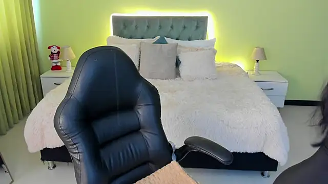 Snapshot of Celeste_Rous__ chatting on 12-20-25, 12:34 Celeste Rous online show from 12-20-25, 12:34