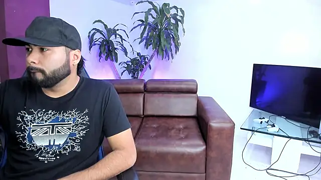 HotThreesoome online show from 12-17-25, 12:55