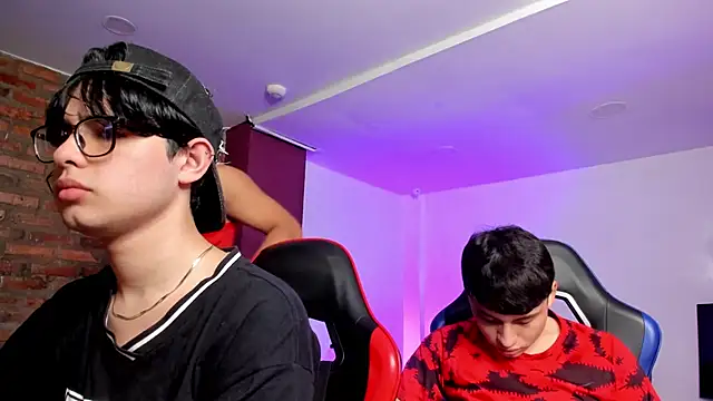 HotThreesoome online show from 03-06-26, 12:23