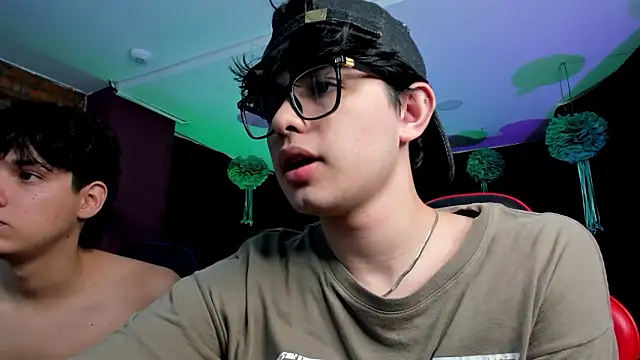 HotThreesoome online show from 03-18-26, 12:52