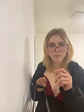 Snapshot of Milly-Kiss chatting on 01-08-26, 08:11 Milly-Kiss online show from 01-08-26, 08:11