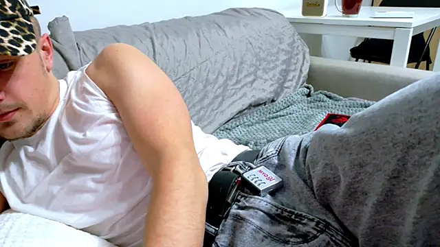 Snapshot of Brellisimo chatting on 12-13-25, 07:53 Brellisimo online show from 12-13-25, 07:53