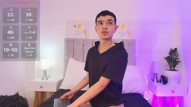 Snapshot of Kris_Storm chatting on 12-18-25, 08:04 Kris Storm online show from 12-18-25, 08:04