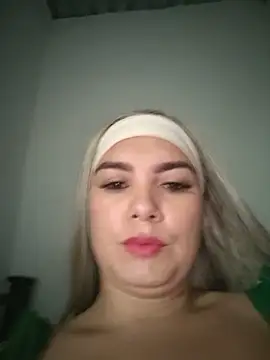 Snapshot of Charlott_smi chatting on 05-23-26, 04:33 Charlott smi online show from 05-23-26, 04:33