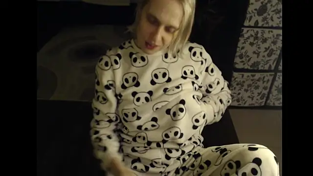 Snapshot of Sweet_Shugar_4Daddy chatting on 12-22-25, 08:17 Sweet Shugar 4Daddy online show from 12-22-25, 08:17