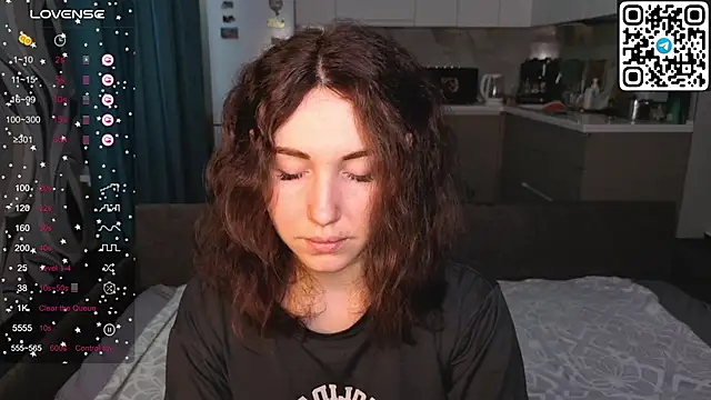 Snapshot of Alena_MellS chatting on 12-15-25, 09:02 Alena MellS online show from 12-15-25, 09:02