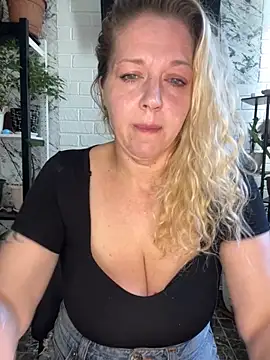 Snapshot of JenniferCarmen chatting on 06-20-26, 02:03 JenniferCarmen online show from 06-20-26, 02:03