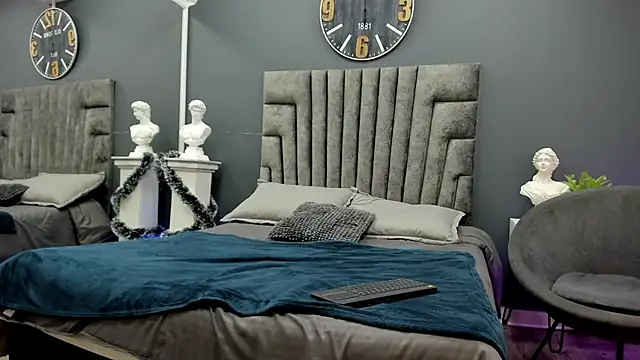 Snapshot of kevin__warhol chatting on 12-17-25, 04:18 kevin warhol online show from 12-17-25, 04:18