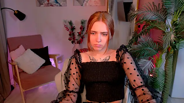 Snapshot of Bella_xBaby chatting on 12-19-25, 01:40 Bella xBaby online show from 12-19-25, 01:40