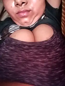 Snapshot of pihuu1313 chatting on 05-13-26, 09:33 pihuu1313 online show from 05-13-26, 09:33
