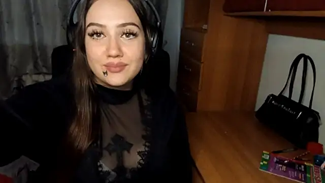 Snapshot of GerriPepperman chatting on 12-17-25, 11:38 GerriPepperman online show from 12-17-25, 11:38