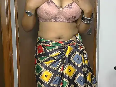 Snapshot of Navya_Verma chatting on 12-14-25, 05:18 Navya Verma online show from 12-14-25, 05:18