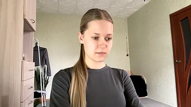 ZaidaSchwarten online show from 04-12-26, 01:16