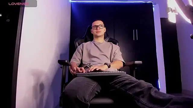 Liam Mateo online show from 03-21-26, 05:56