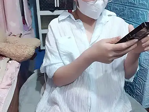 Snapshot of Yumi69 chatting on 12-16-25, 04:12 Yumi69 online show from 12-16-25, 04:12