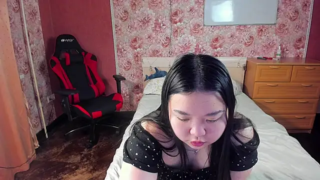 hungrybunny333 online show from 12-17-25, 10:10