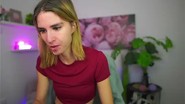 Snapshot of _Bella_Young chatting on 12-15-25, 02:10 Bella Young online show from 12-15-25, 02:10