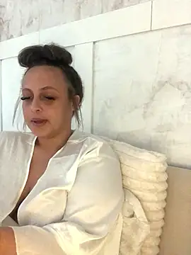 Snapshot of Welsh_Maya221x chatting on 01-12-26, 11:37 Welsh Maya221x online show from 01-12-26, 11:37