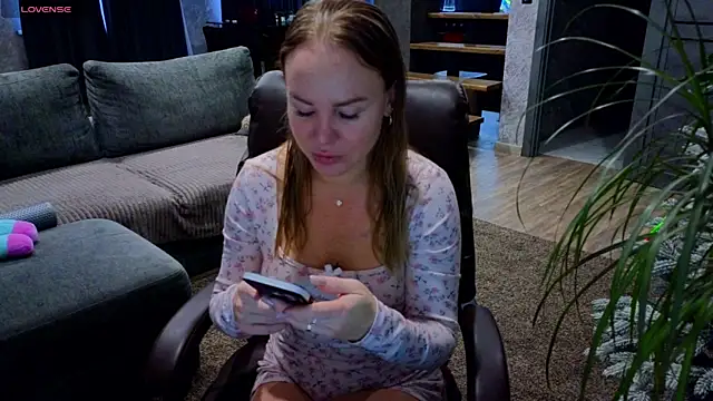 Snapshot of s_trawberry_ chatting on 12-14-25, 03:45 s trawberry online show from 12-14-25, 03:45