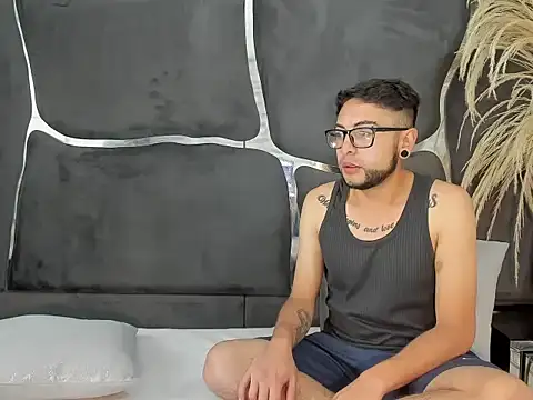 Snapshot of LailaAndOliver chatting on 12-16-25, 01:16 LailaAndOliver online show from 12-16-25, 01:16