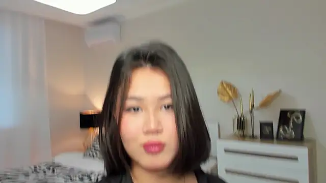 Brunette Charm online show from 01-18-26, 11:14