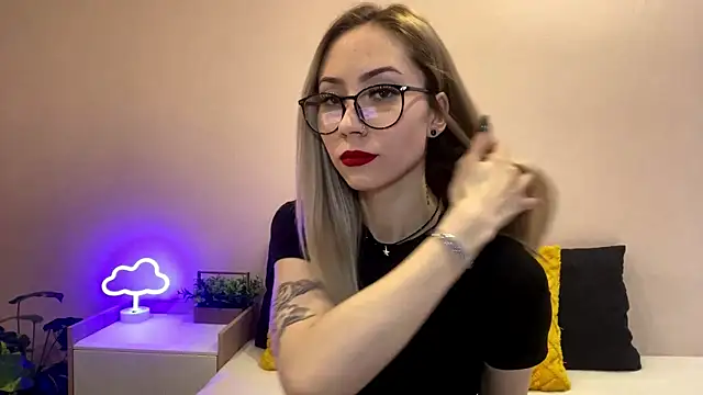 Snapshot of sun_under_skyy chatting on 12-19-25, 09:27 sun under skyy online show from 12-19-25, 09:27