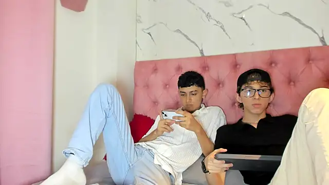 Snapshot of double_temptation2 chatting on 12-13-25, 08:36 double temptation2 online show from 12-13-25, 08:36