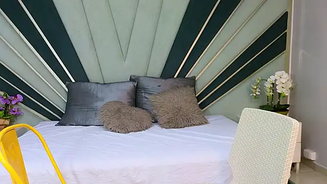 DulceeEsmeralda online show from 04-10-26, 02:11