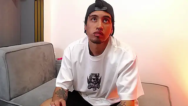 Snapshot of ChrisLyonss chatting on 12-15-25, 08:35 ChrisLyonss online show from 12-15-25, 08:35