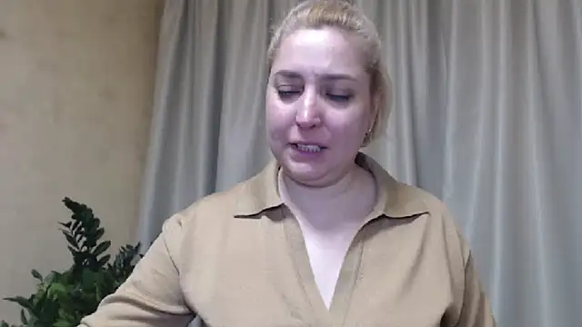 Snapshot of sweetpussy13 chatting on 03-15-25, 06:25 sweetpussy13 online show from 03-15-25, 06:25