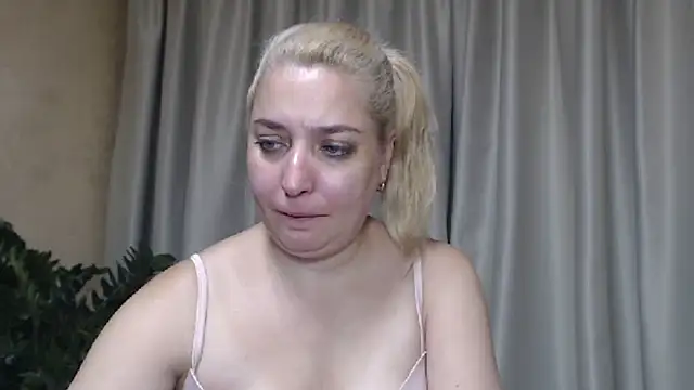 Snapshot of sweetpussy13 chatting on 09-10-25, 05:07 sweetpussy13 online show from 09-10-25, 05:07