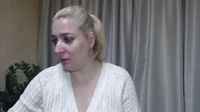 Snapshot of sweetpussy13 chatting on 09-28-25, 05:35 sweetpussy13 online show from 09-28-25, 05:35