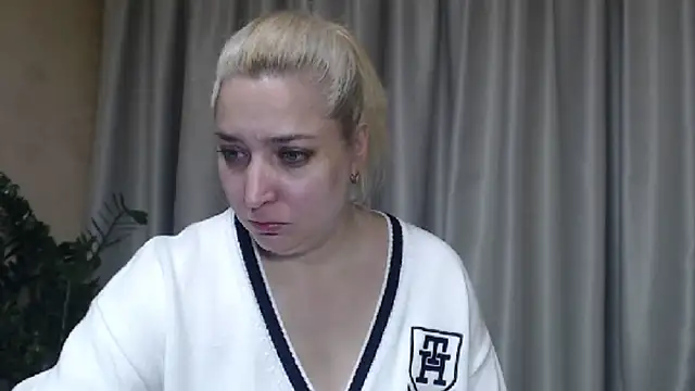 Snapshot of sweetpussy13 chatting on 10-13-25, 06:24 sweetpussy13 online show from 10-13-25, 06:24