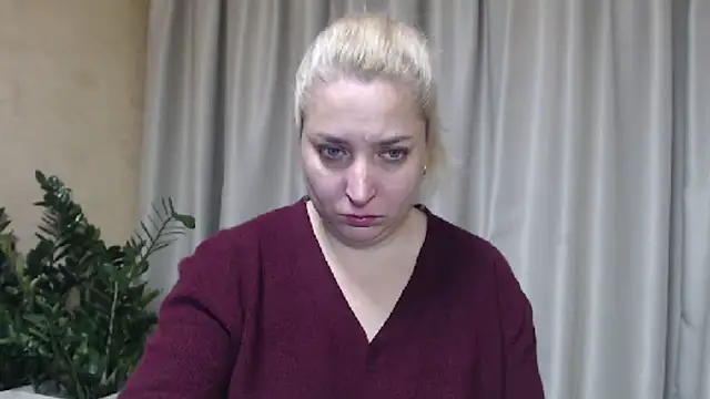 Snapshot of sweetpussy13 chatting on 10-17-25, 05:21 sweetpussy13 online show from 10-17-25, 05:21