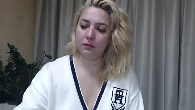 Snapshot of sweetpussy13 chatting on 10-18-25, 06:16 sweetpussy13 online show from 10-18-25, 06:16