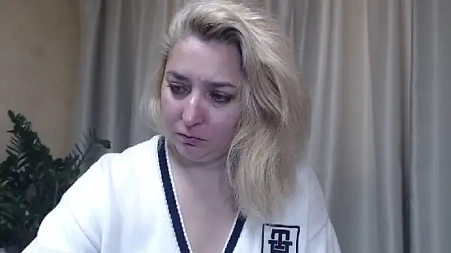 Snapshot of sweetpussy13 chatting on 10-23-25, 06:34 sweetpussy13 online show from 10-23-25, 06:34