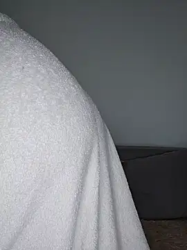 Snapshot of Lovebackground chatting on 02-08-25, 11:22 Lovebackground online show from 02-08-25, 11:22