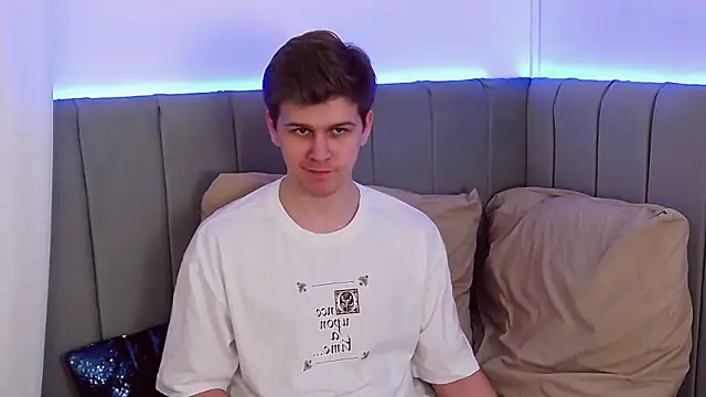 Snapshot of NickJohnas chatting on 12-19-25, 09:16 NickJohnas online show from 12-19-25, 09:16