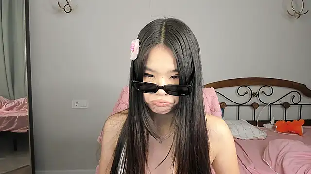 Snapshot of amiya_cute chatting on 02-15-26, 03:31 amiya cute online show from 02-15-26, 03:31