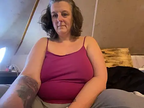 Snapshot of MommaBear5676 chatting on 12-15-25, 02:32 MommaBear5676 online show from 12-15-25, 02:32