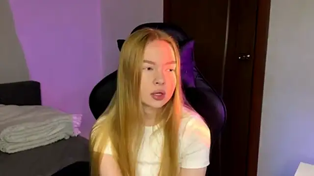 Snapshot of LumiSun chatting on 12-19-25, 04:47 LumiSun online show from 12-19-25, 04:47