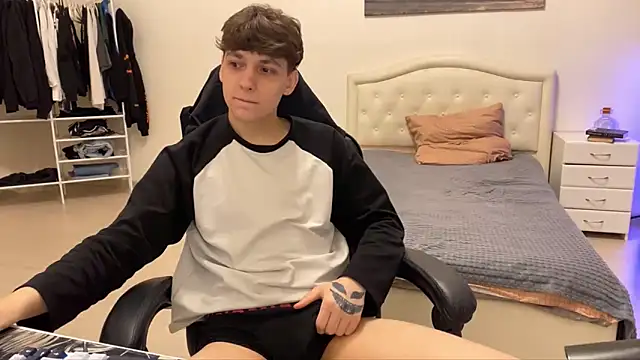 Snapshot of Matthew__Cooper chatting on 12-18-25, 08:15 Matthew Cooper online show from 12-18-25, 08:15