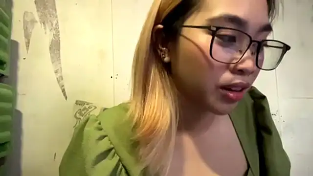 Snapshot of LenoraFrailey chatting on 12-20-25, 02:07 LenoraFrailey online show from 12-20-25, 02:07