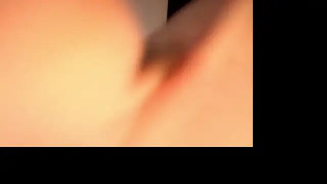 Snapshot of bluntbeautyxo chatting on 12-16-25, 02:22 bluntbeautyxo online show from 12-16-25, 02:22